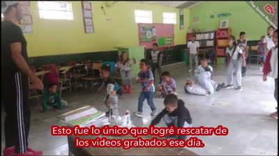 A falta de techo, la educación física va al salón.