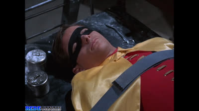 02 - BATMAN - DESTRUÍDO COM UM SOCO.