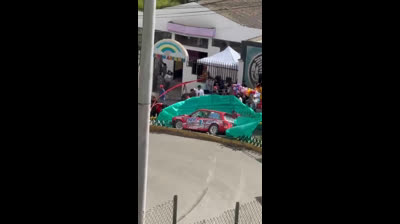 Ups choques de carros en rally automovilistico